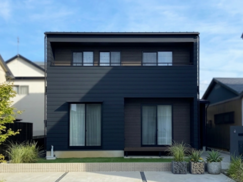 ご家族のこだわりがいっぱい詰まった、ブラックガルバのシックな外観、ブラックウォールナット無垢床のLDK。
回遊動線を活用した