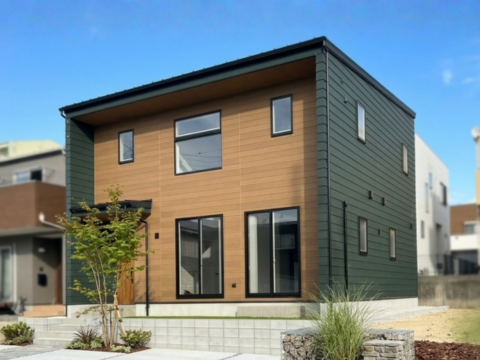 ガルバリウム鋼板の外壁に守られたヴィンテージ空間 ー 時を重ねるほどに深まる美しさ