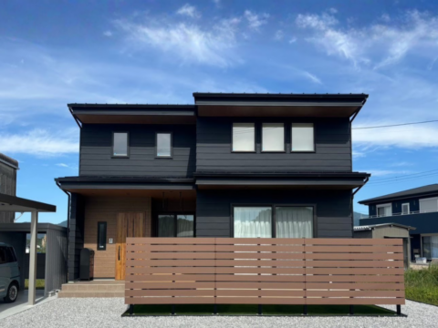 太陽の光や風をしっかり取り入れ夏は涼しく、冬は暖かく自然豊かな立地に建つパッシブハウス