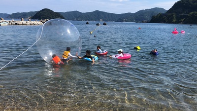 海で遊んでる様子