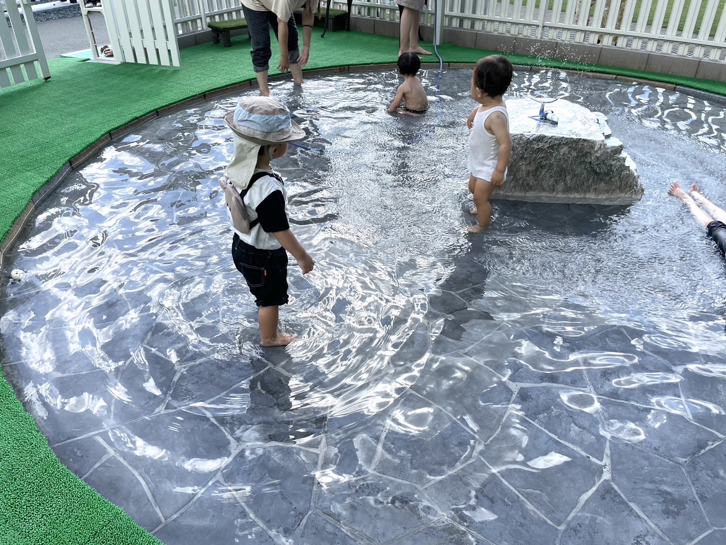 水遊びする子供